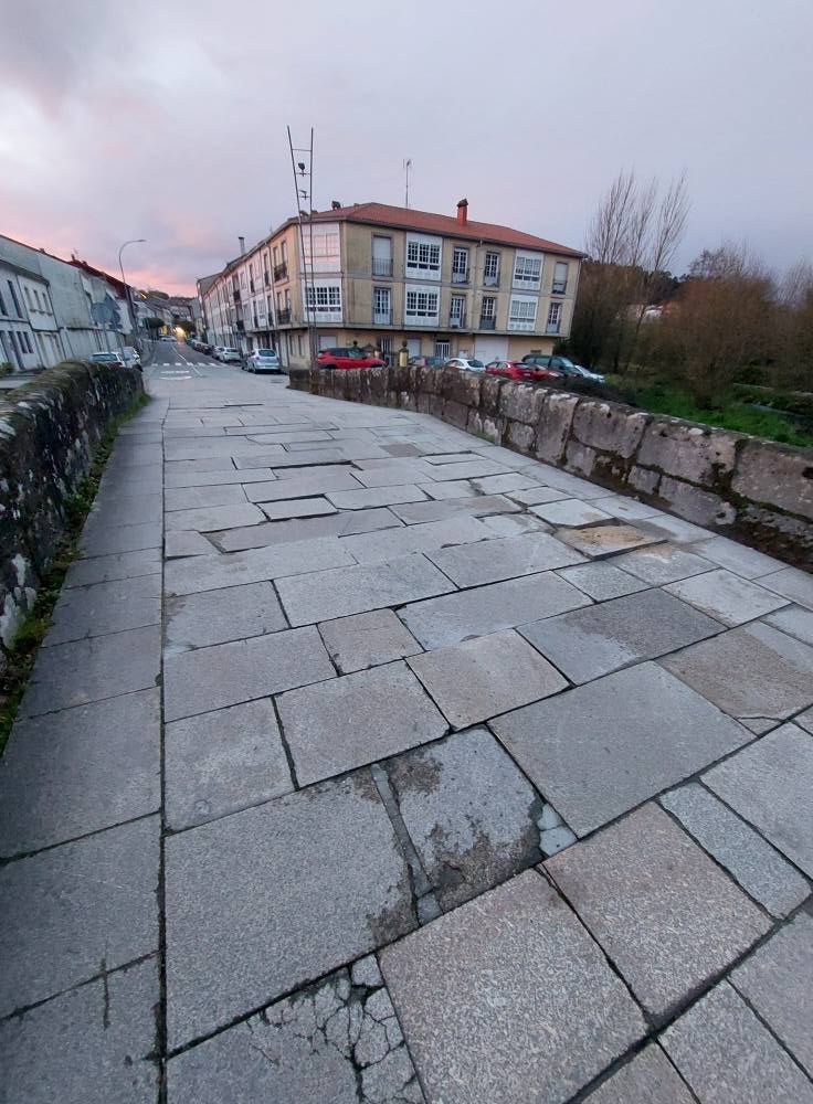 Vecinos de Sar pìden al gobierno de Santiago que repare el firme del puente de Sar porque las losetas levantadas "son un peligro para los conductores" Vecinos de Sar pìden al gobierno de Santiago que repare el firme del puente de Sar porque las losetas levantadas "son un peligro para los conductores"