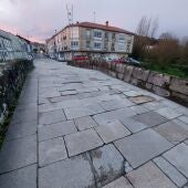 Vecinos de Sar pìden al gobierno de Santiago que repare el firme del puente de Sar porque las losetas levantadas "son un peligro para los conductores"