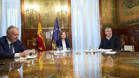 El Ministro de Política Territorial, Ángel Víctor Torres junto con María Jesús Montero, Ministra de Hacienda y el Presidente del Gobierno de Canarias, Ángel Víctor Torres El Ministro de Política Territorial, Ángel Víctor Torres junto con María Jesús Montero, Ministra de Hacienda y el Presidente del Gobierno de Canarias, Ángel Víctor Torres