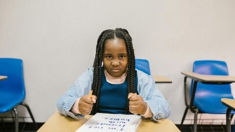 La mujer enojada lee