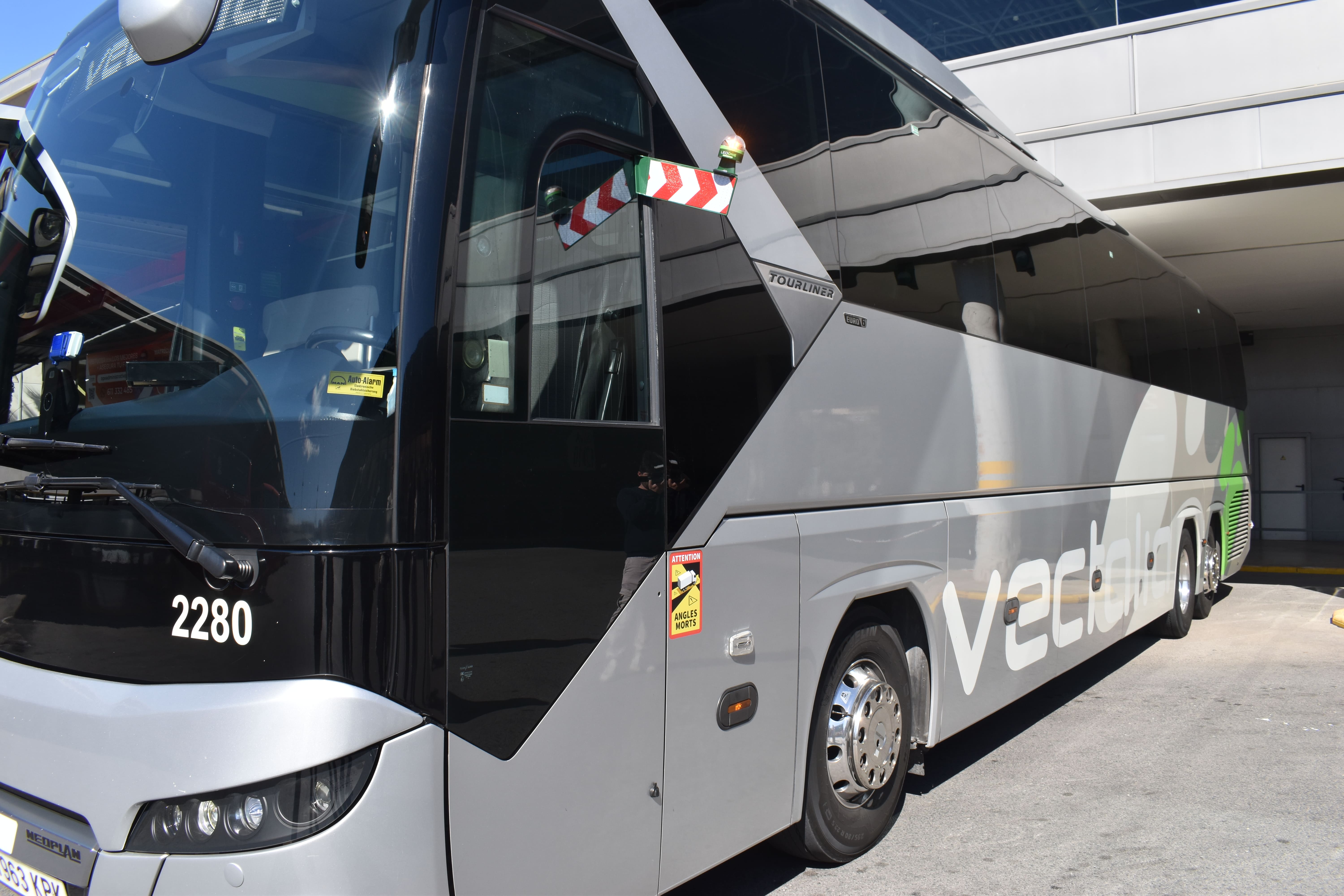 Vectalia instala en sus autobuses una novedosa baliza de emergencia fabricada en Alcoy Vectalia instala en sus autobuses una novedosa baliza de emergencia fabricada en Alcoy
