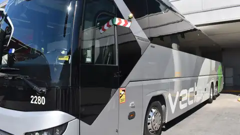 Un autocar de Vectalia con la baliza de Erum Vial Un autocar de Vectalia con la baliza de Erum Vial