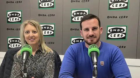 Lourdes Picazo y Alejandro Gómez, presidentes del Club de Opinión de Bendiorm y JOVEMPA Marina Baixa respectivamente. Lourdes Picazo y Alejandro Gómez, presidentes del Club de Opinión de Bendiorm y JOVEMPA Marina Baixa respectivamente.