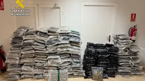 El cargamento empaquetado incautado por los agentes El cargamento empaquetado incautado por los agentes