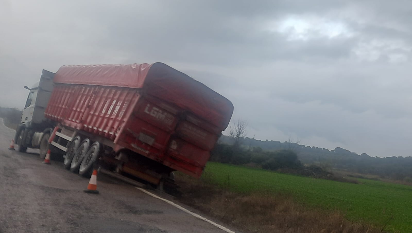 Reclaman la mejora de la A-125 en Ayerbe tras el vuelco de un camión Reclaman la mejora de la A-125 en Ayerbe tras el vuelco de un camión