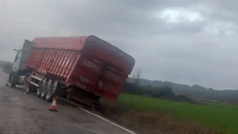 Reclaman la mejora de la A-125 en Ayerbe tras el vuelco de un camión Reclaman la mejora de la A-125 en Ayerbe tras el vuelco de un camión