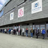 Fila de aficionados que buscaban una entrada este miércoles en el Reino de León Fila de aficionados que buscaban una entrada este miércoles en el Reino de León