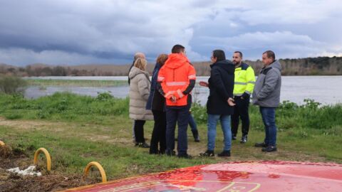 Protecci&oacute;n Civil vigila la crecida del R&iacute;o Alberche en Calalberche de Santa Cruz del Retamar.