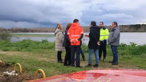 Protección Civil vigila la crecida del Río Alberche en Calalberche de Santa Cruz del Retamar. Protección Civil vigila la crecida del Río Alberche en Calalberche de Santa Cruz del Retamar.