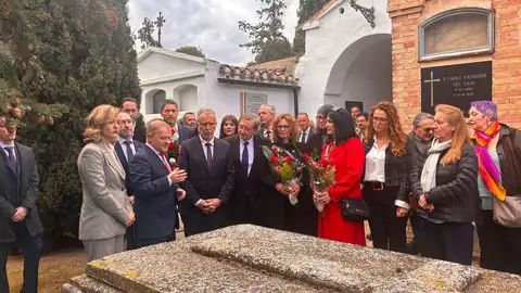 Los ministros Pilar Alegría y Ángel Víctor Torres en el cementerio de Borja, en un acto de entrega de restos de víctimas de la Guerra Civil Los ministros Pilar Alegría y Ángel Víctor Torres en el cementerio de Borja, en un acto de entrega de restos de víctimas de la Guerra Civil