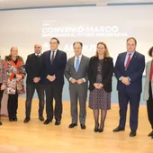 Foto de familia de la firma del convenio Foto de familia de la firma del convenio