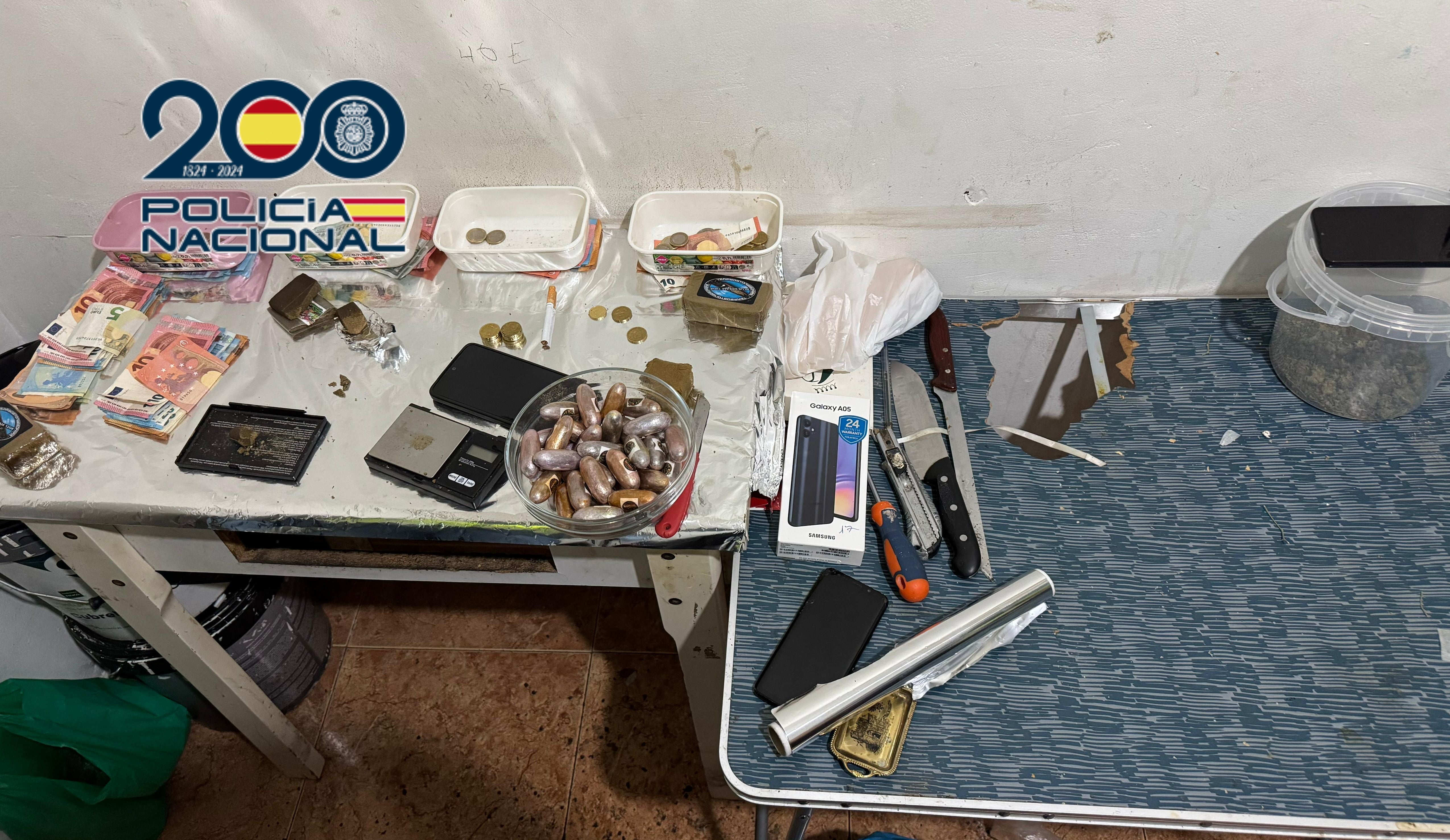 Desmantelado un punto de venta de drogas que operaba a plena luz del día en Alicante Desmantelado un punto de venta de drogas que operaba a plena luz del día en Alicante