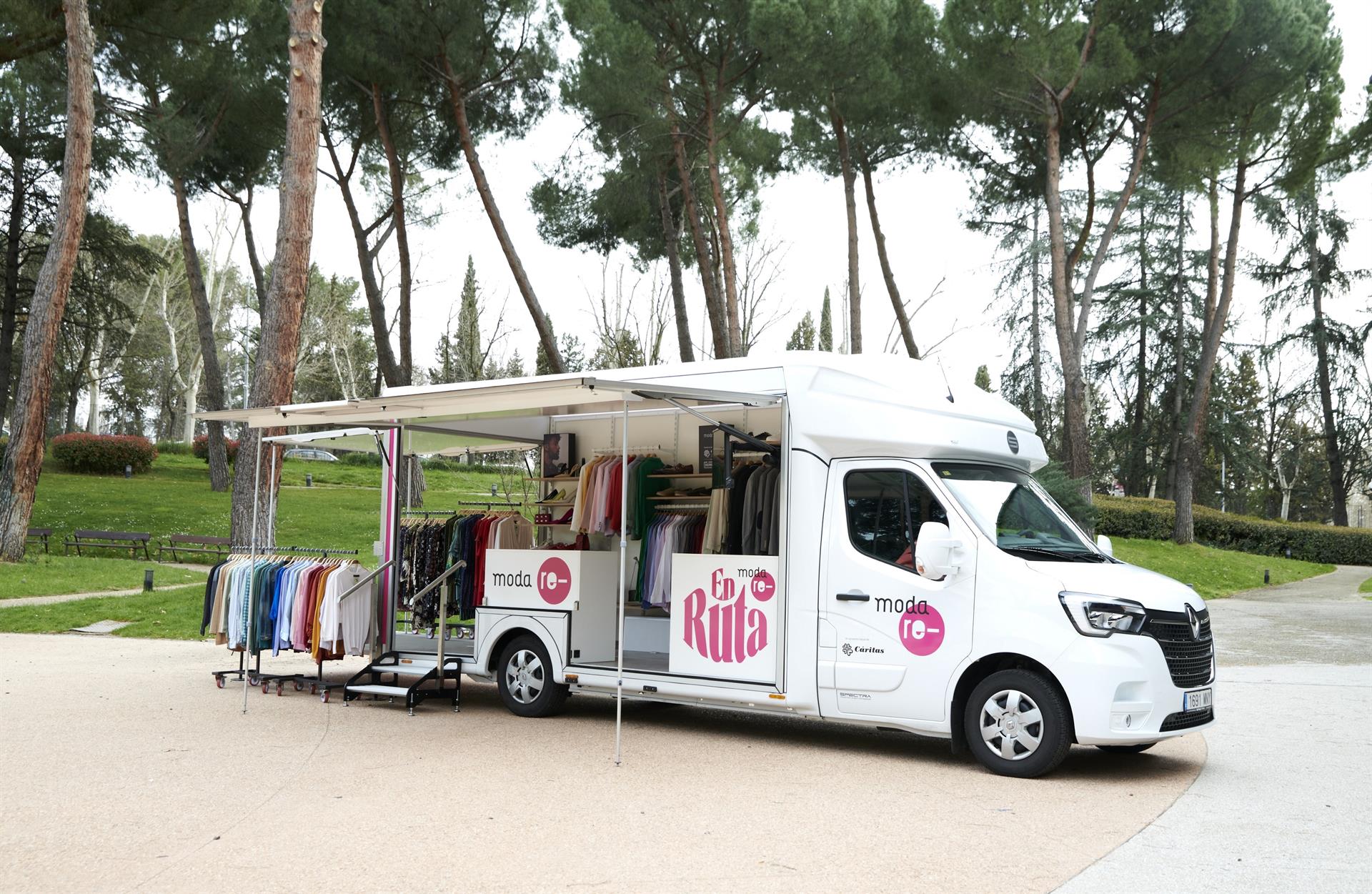 La tienda itinerante del proyecto Moda re- se amplía este año a 19 municipios de la provincia de Cáceres La tienda itinerante del proyecto Moda re- se amplía este año a 19 municipios de la provincia de Cáceres