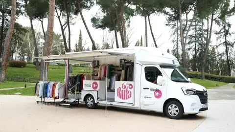 La tienda itinerante del proyecto Moda re- se amplía este año a 19 municipios de la provincia de Cáceres La tienda itinerante del proyecto Moda re- se amplía este año a 19 municipios de la provincia de Cáceres