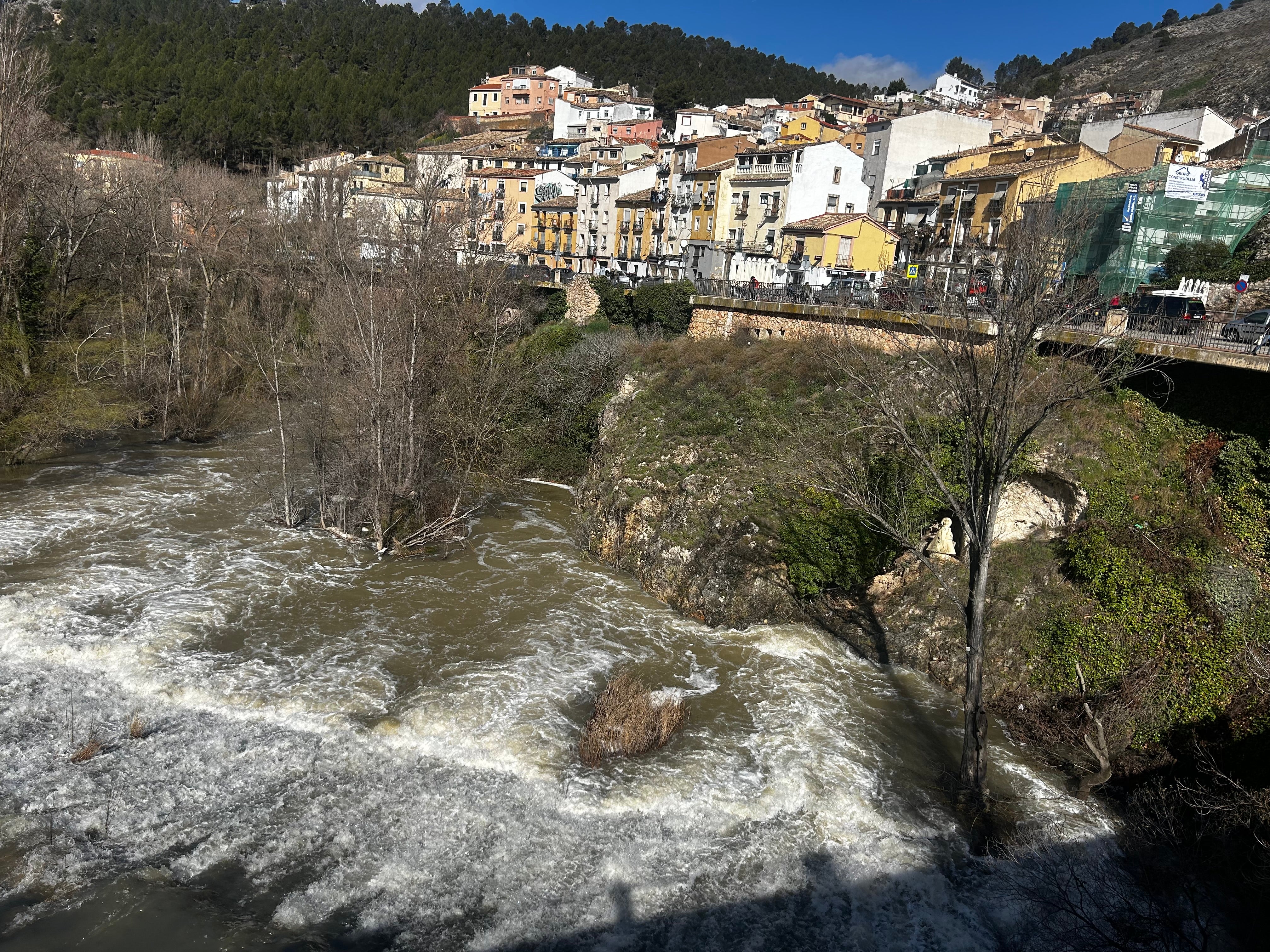El río Júcar, a su paso por el puente de San Antón en la ciudad de Cuenca, este miércoles El río Júcar, a su paso por el puente de San Antón en la ciudad de Cuenca, este miércoles