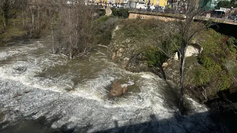 El río Júcar, a su paso por el puente de San Antón en la ciudad de Cuenca, este miércoles El río Júcar, a su paso por el puente de San Antón en la ciudad de Cuenca, este miércoles