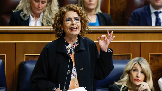 La vicepresidenta primera del Ejecutivo y ministra de Hacienda, María Jesús Montero, interviene durante su intervención en la sesión de control al Gobierno celebrada este miércoles en el Congreso. La vicepresidenta primera del Ejecutivo y ministra de Hacienda, María Jesús Montero, interviene durante su intervención en la sesión de control al Gobierno celebrada este miércoles en el Congreso.
