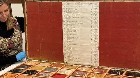 Cajas restauradas que contienen espectáculos de mármol para el palacio real del siglo XVIII Cajas restauradas que contienen espectáculos de mármol para el palacio real del siglo XVIII