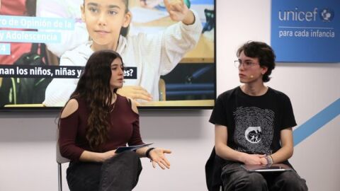Jóvenes en una presentación Jóvenes en una presentación