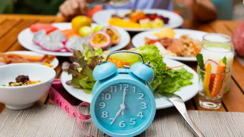 Platos de comida y un reloj Platos de comida y un reloj