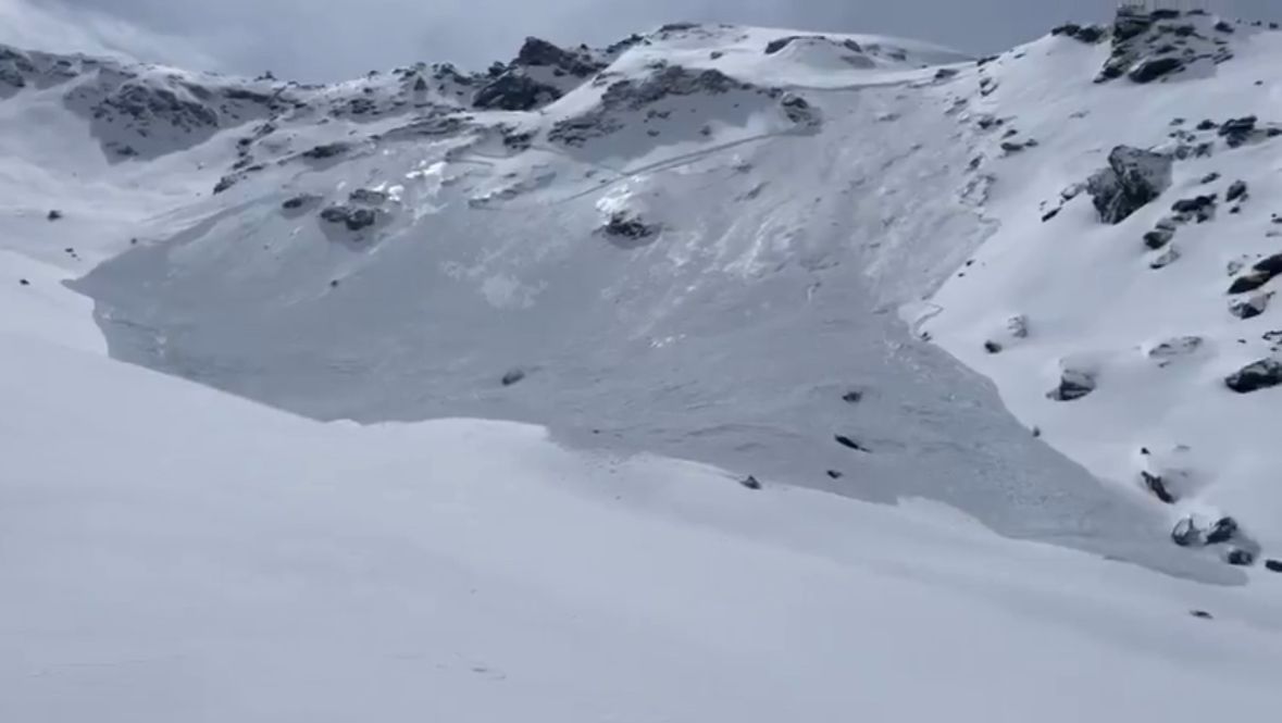Sierra Nevada registra una nueva avalancha y eleva el nivel de riesgo de aludes Sierra Nevada registra una nueva avalancha y eleva el nivel de riesgo de aludes