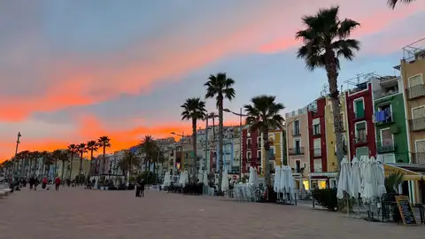 Compromís exige una moratoria urgente de los apartamentos turísticos para frenar la subida de los alquileres Panorámica de Villajoyosa, primera línea