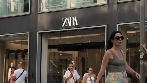 arias personas pasan delante de una tienda Zara, en el centro de Barcelona arias personas pasan delante de una tienda Zara, en el centro de Barcelona