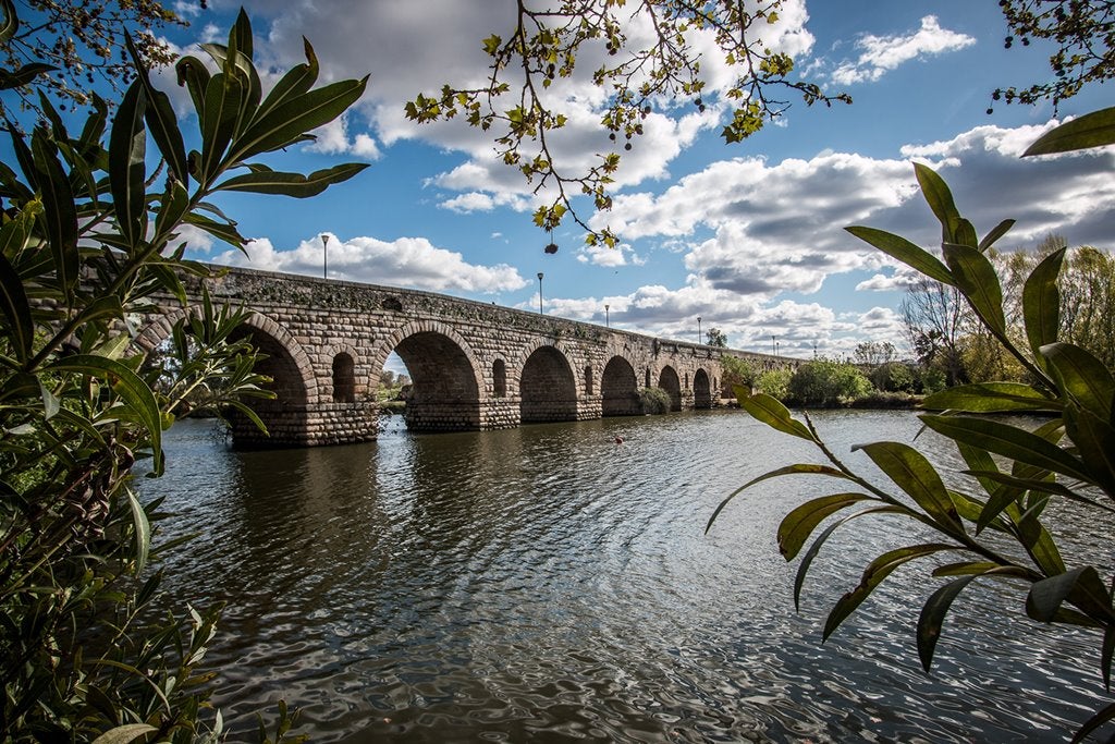 Confederación Hidrográfica del Guadiana vacía el azud hinchable de Mérida para facilitar labores de limpieza Confederación Hidrográfica del Guadiana vacía el azud hinchable de Mérida para facilitar labores de limpieza