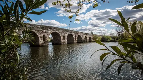 Confederación Hidrográfica del Guadiana vacía el azud hinchable de Mérida para facilitar labores de limpieza Confederación Hidrográfica del Guadiana vacía el azud hinchable de Mérida para facilitar labores de limpieza
