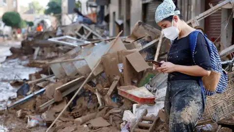 Una mujer consulta su teléfono móvil en Massanassa (Valencia). Una mujer consulta su teléfono móvil en Massanassa (Valencia).
