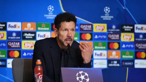 El cabreo de Simeone en sala de prensa: "Que levante la mano quien vio que Julián tocó la pelota dos veces" El cabreo de Simeone en sala de prensa: "Que levante la mano quien vio que Julián tocó la pelota dos veces"