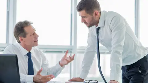 Dos trabajadores de una empresa. Dos trabajadores de una empresa.