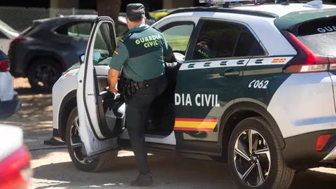 Un agente de la Guardia Civil accede a su vehículo Un agente de la Guardia Civil accede a su vehículo