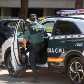 Un agente de la Guardia Civil accede a su vehículo