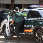 Un agente de la Guardia Civil accede a su vehículo Un agente de la Guardia Civil accede a su vehículo