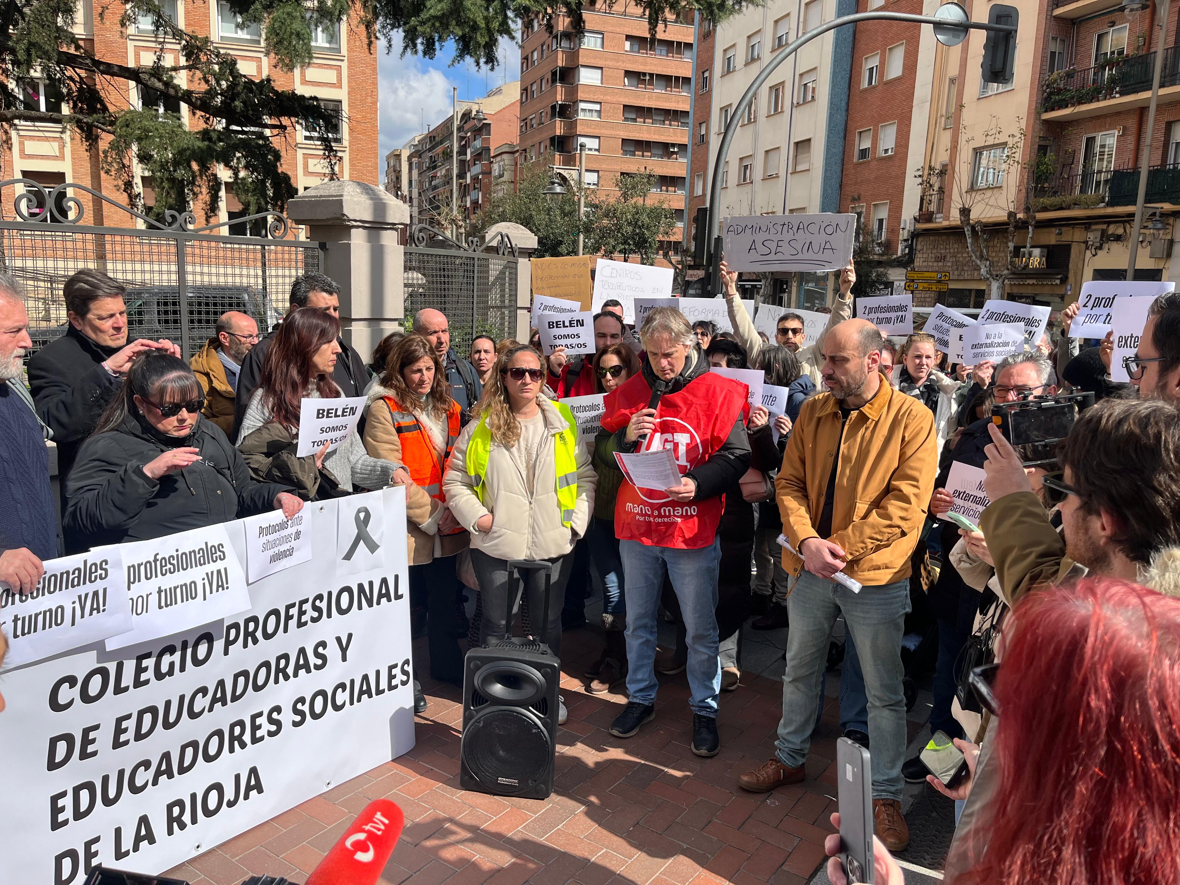 Sindicatos y colegios profesionales de La Rioja se concentran por la educadora asesinada en Badajoz Sindicatos y colegios profesionales de La Rioja se concentran por la educadora asesinada en Badajoz
