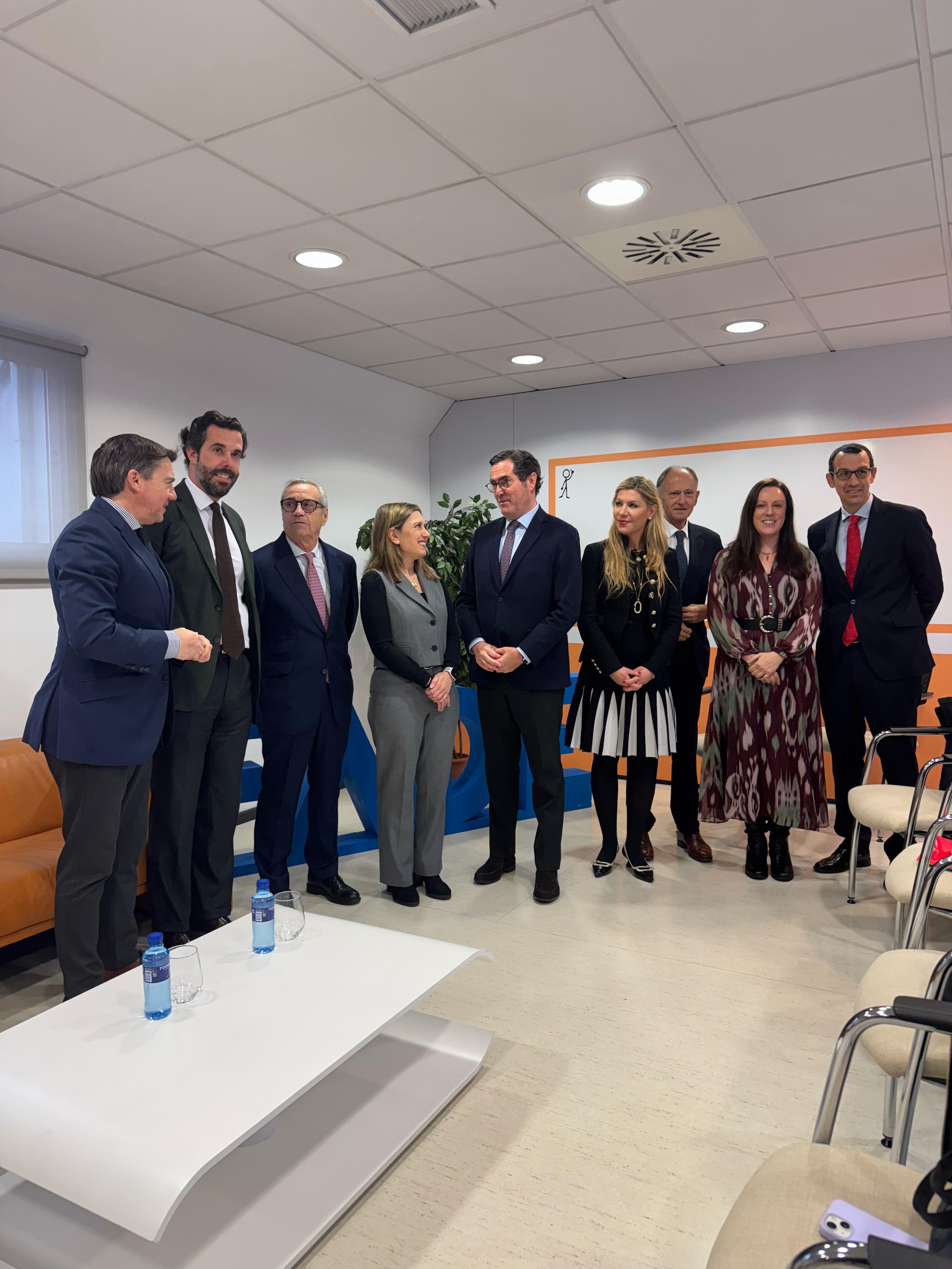 El presidente de la CEOE celebra el anuncio de Indra de comprar una fábrica de Duro Felguera en Gijón El presidente de la CEOE celebra el anuncio de Indra de comprar una fábrica de Duro Felguera en Gijón