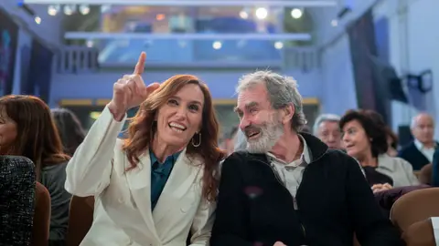 La ministra de Sanidad, Mónica García, y el director del Centro de Coordinación de Alertas y Emergencias Sanitarias del Ministerio de Sanidad (CCAES), Fernando Simón Fernando Simón: "Volvería a ser portavoz porque es parte de mi trabajo comunicar la ciencia"