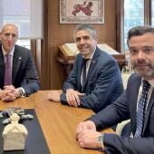Políticos de Cartagena preguntan a León por los cauces para convertirse en autonomía