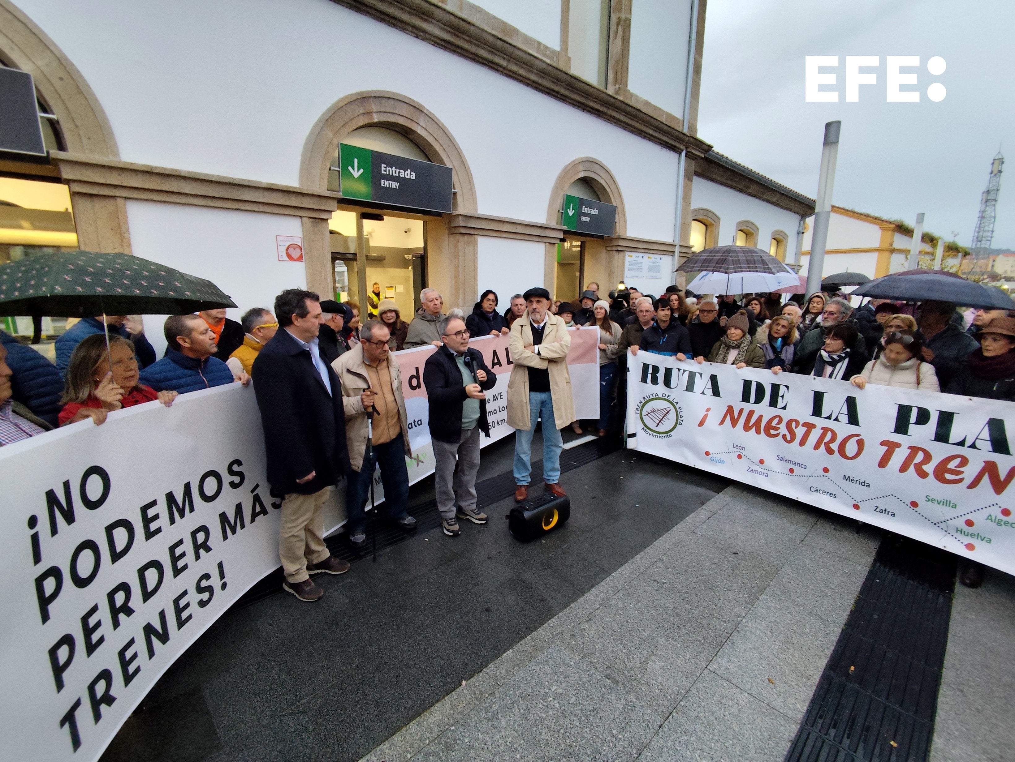 Casi medio millar de personas reivindican en Plasencia un tren digno para Extremadura Casi medio millar de personas reivindican en Plasencia un tren digno para Extremadura