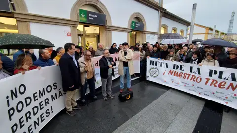 Casi medio millar de personas reivindican en Plasencia un tren digno para Extremadura Casi medio millar de personas reivindican en Plasencia un tren digno para Extremadura