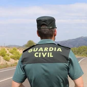 Un agente de la Guardia Civil junto a un vehículo en una carretera. (Foto de archivo). - GUARDIA CIVIL Un agente de la Guardia Civil junto a un vehículo en una carretera. (Foto de archivo). - GUARDIA CIVIL