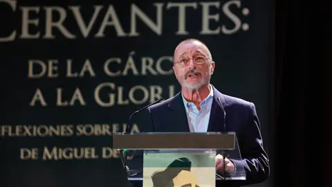 El escritor Arturo Pérez-Reverte interviene durante las Jornadas sobre Cervantes.