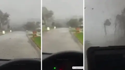 El terrible vídeo viral de una mujer que se queda atrapada dentro de un tornado en Florida El terrible vídeo viral de una mujer que se queda atrapada dentro de un tornado en Florida
