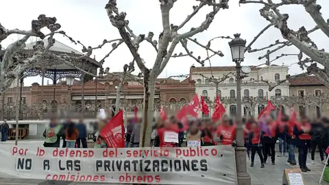 Trabajadores del Ayuntamiento de Alcalá de Henares se concentran frente al consistorio para reclamar refuerzos de personal Concentración de trabajadores municipales frente al Ayuntamiento de Alcalá de Henares