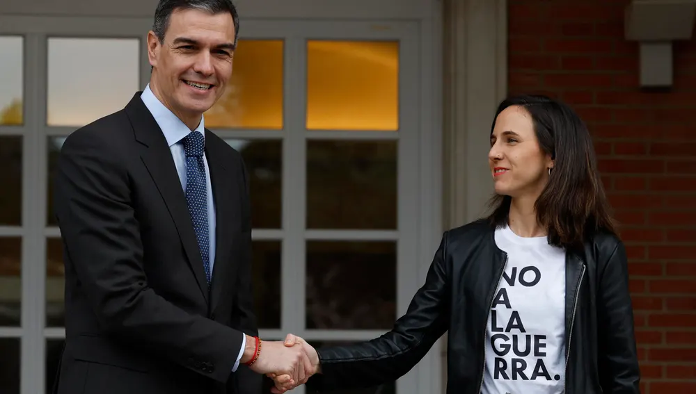 Pedro Sánchez con Belarra y su camiseta pacifísta Pedro Sánchez con Belarra y su camiseta pacifísta