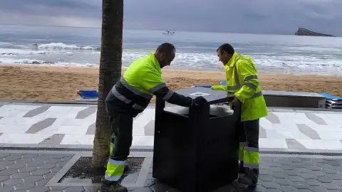 Benidorm renueva las papeleras del Paseo de Levante con un modelo que multiplica la capacidad hasta los 250 litros Benidorm renueva las papeleras del Paseo de Levante con un modelo que multiplica la capacidad hasta los 250 litros