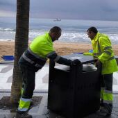 Benidorm renueva las papeleras del Paseo de Levante con un modelo que multiplica la capacidad hasta los 250 litros