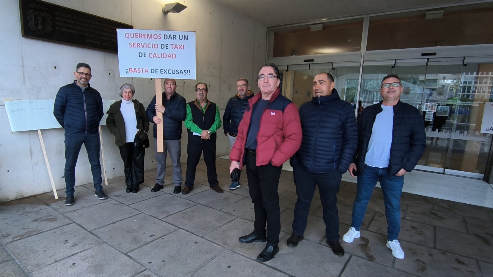 El PSOE de Benidorm critica la falta de voluntad del gobierno local para atender las reivindicaciones de los taxistas, pero el PP asegura que la ciudad triplica la ratio de licencias que marca la ley El PSOE de Benidorm critica la falta de voluntad del gobierno local para atender las reivindicaciones de los taxistas, pero el PP asegura que la ciudad triplica la ratio de licencias que marca la ley