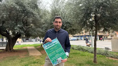 El concejal de Atención Ciudadana, Vicente Blay, ha presentado el bus magdalenero para las vecinos de Almassora. El concejal de Atención Ciudadana, Vicente Blay, ha presentado el bus magdalenero para las vecinos de Almassora.